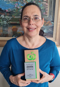 Roz Kaldor-Aroni with Elato's Award for Woolworths Metro Supplier of the Year 2022